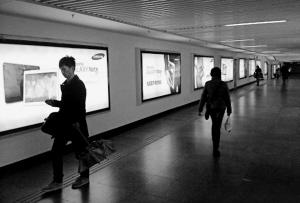 上海地铁文化艺术长廊被广告占领